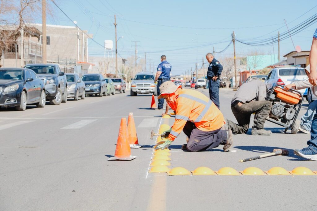 Dirección de Vialidad continúa instalando señalamientos viales en la calle División del Norte