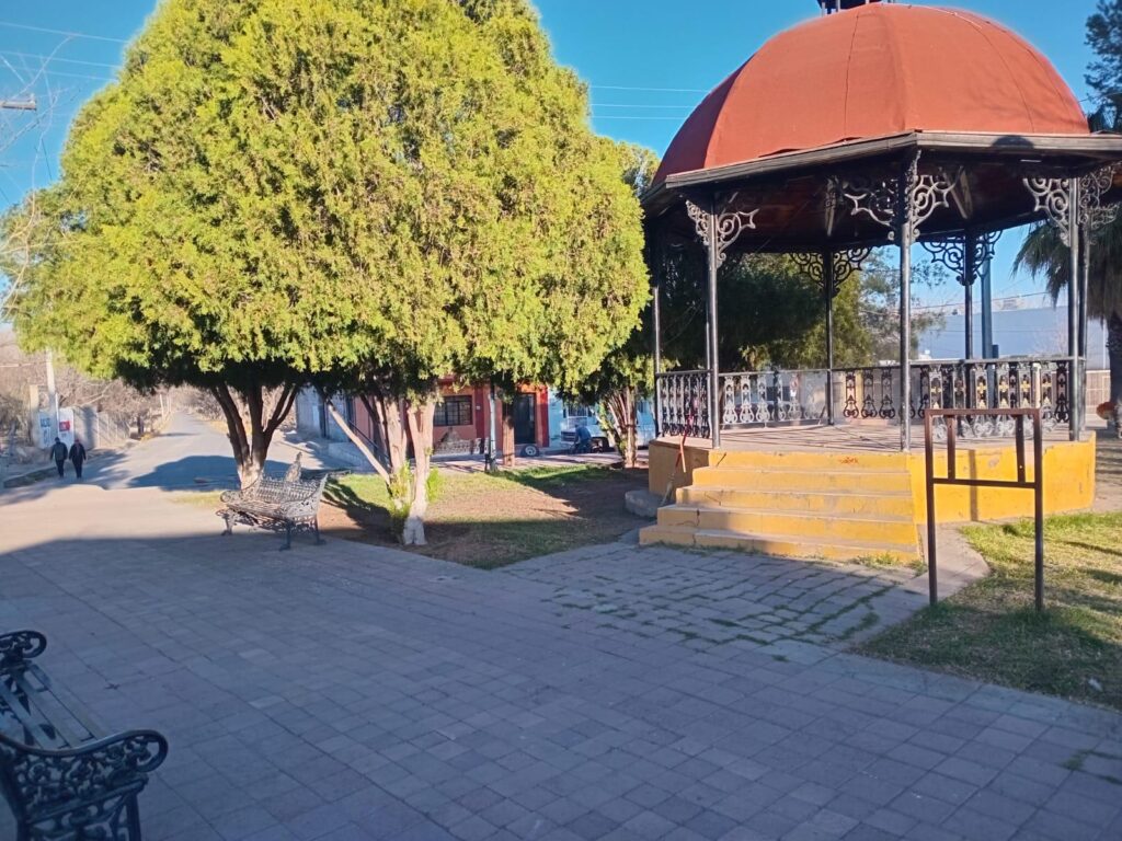 Servicios Municipales continúa dando mantenimiento a parques y plazas de Camargo