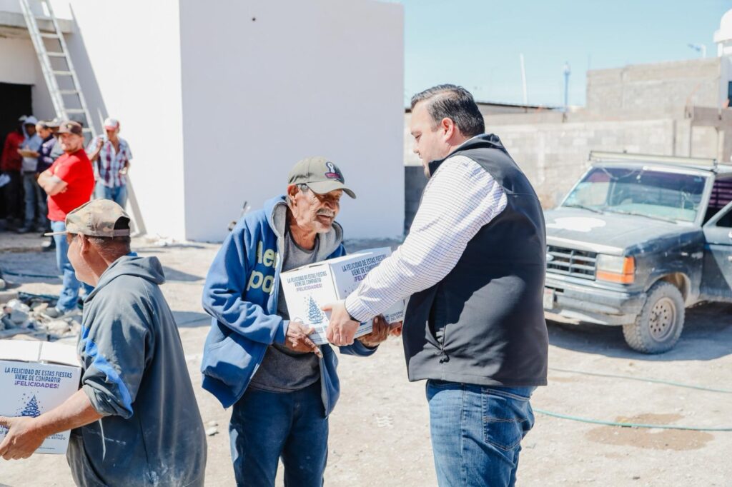 Alcalde Jorge Aldana entrega apoyos alimentarios a cargadores y trabajadores de la construcción