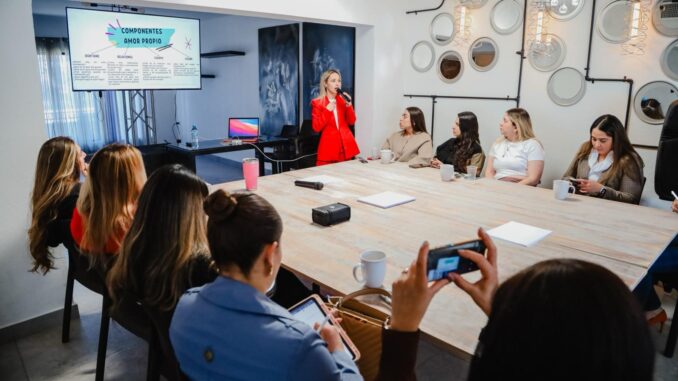 Municipio impulsa a mujeres emprendedoras de Camargo con taller de la creadora de contenido Cristina Castro (Chavapopi)