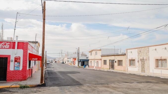 Supervisa Jorge Aldana etapa final de pavimentación en calle Jiménez