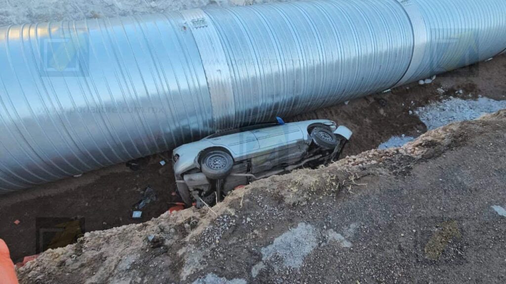 Conductora y su hija caen en zanja de tubería en carretera Chihuahua a Juárez