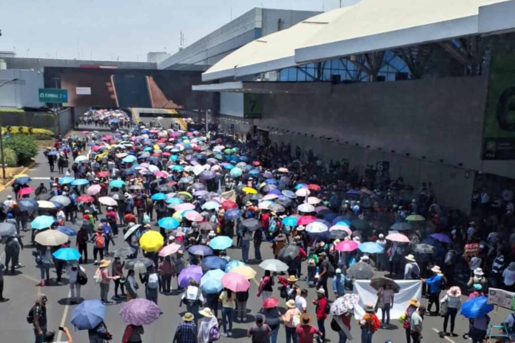 Suspenden operaciones por 18 minutos en el AICM por bloqueos de la CNTE