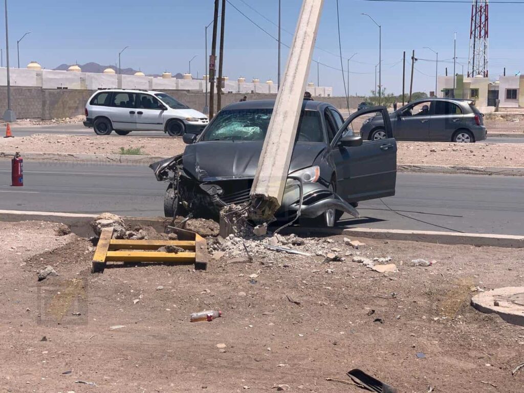 Conductora choca contra poste en avenida Equus