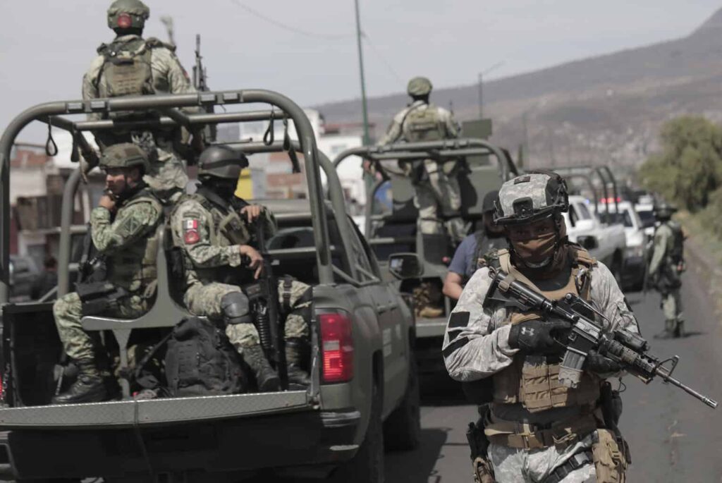 Ejército Mexicano detiene a 17 presuntos sicarios por explosión de mina en Michoacán