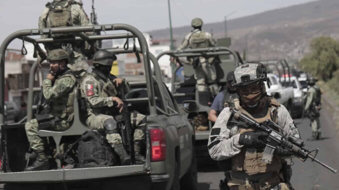 Ejército Mexicano detiene a 17 presuntos sicarios por explosión de mina en Michoacán