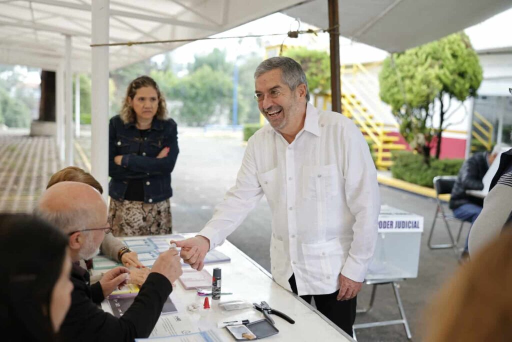 Vota en la elección judicial el canciller Juan Ramón de la Fuente