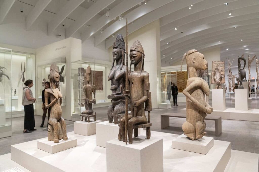 El Met de Nueva York exhibe mil 800 obras de África, América y Oceanía en una renovada ala