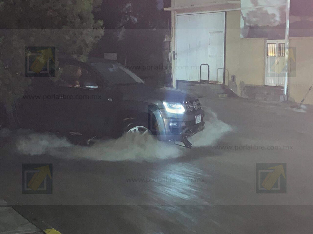 Corriente arrastra pick up en la calle 26; ocupantes fueron rescatados