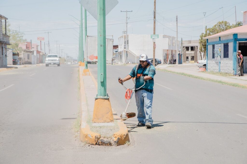 Trabajan cuadrillas de servicios municipales de Camargo en acciones de mejora en los camellones de Luis H. Álvarez y González Ortega