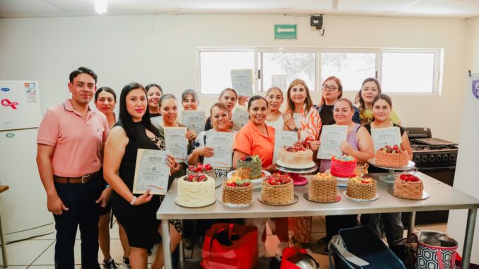 Concluye con éxito curso de decoración de pasteles del ICM en coordinación con ICATECH