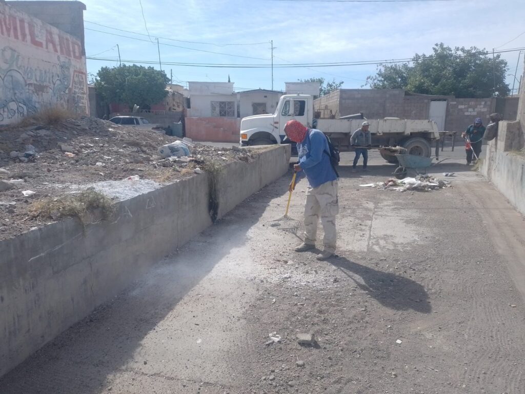 Servicios municipales de Camargo realiza trabajos de limpieza en arroyos y canales dentro de la ciudad