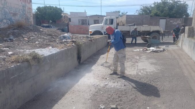Servicios municipales de Camargo realiza trabajos de limpieza en arroyos y canales dentro de la ciudad