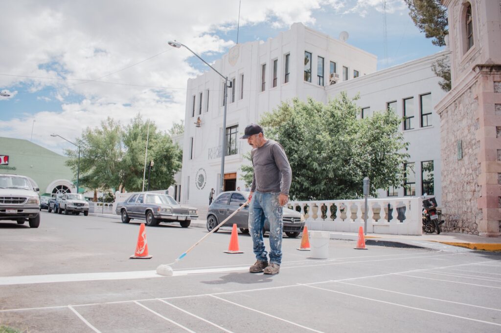 Municipio continua pintando cruces peatonales para mejorar la imagen del centro de la ciudad