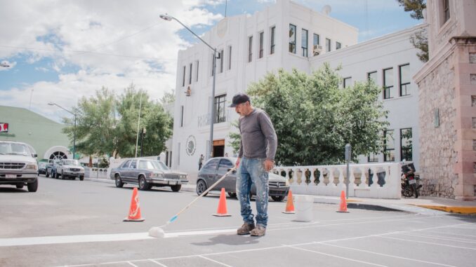 Municipio continua pintando cruces peatonales para mejorar la imagen del centro de la ciudad