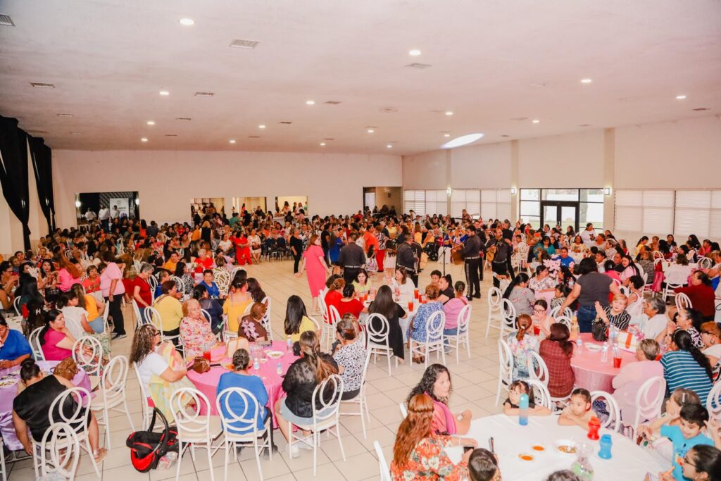 Cientos de mamás disfrutan de evento organizado por Gobierno Municipal de Camargo
