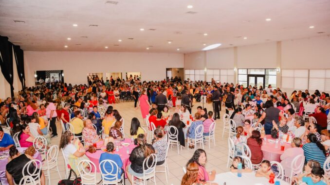 Cientos de mamás disfrutan de evento organizado por Gobierno Municipal de Camargo
