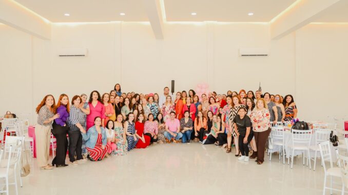 Gobierno Municipal celebra a mamás trabajadoras del Ayuntamiento con desayuno y rifa de regalos