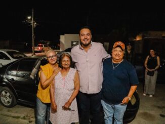 Jorge Aldana entrega auto 2025 a ganadora del sorteo del predial, celebraban 59 años de casados