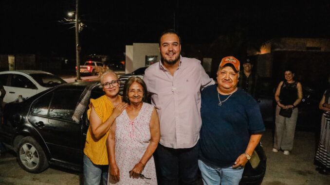 Jorge Aldana entrega auto 2025 a ganadora del sorteo del predial, celebraban 59 años de casados