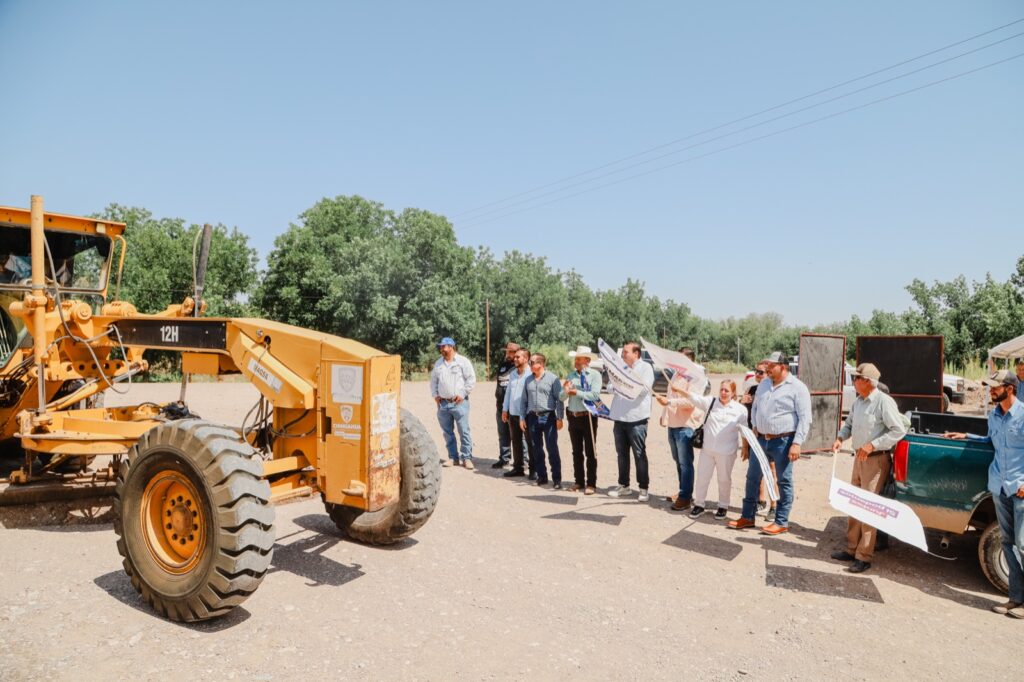 Gobierno municipal y estatal arrancan rehabilitación de caminos rurales y saca cosecha en Camargo