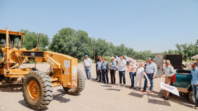 Gobierno municipal y estatal arrancan rehabilitación de caminos rurales y saca cosecha en Camargo
