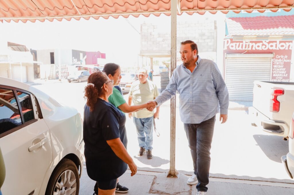 Jorge Aldana visita la explanada de la Abraham González: escucha y atiende necesidades de comerciantes
