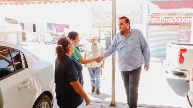 Jorge Aldana visita la explanada de la Abraham González: escucha y atiende necesidades de comerciantes