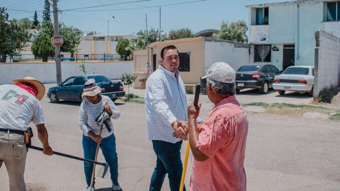 Jorge Aldana reconoce a beneficiarios del Programa de Empleo Temporal, limpian deportiva en Lomas del Florido