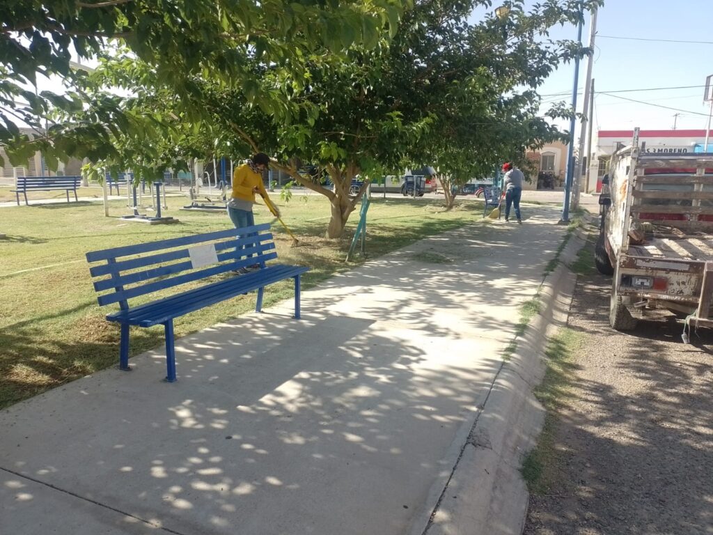Cuadrillas de Servicios Municipales realizan limpieza en la colonia Villas del Sol
