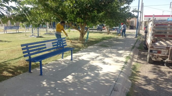 Cuadrillas de Servicios Municipales realizan limpieza en la colonia Villas del Sol