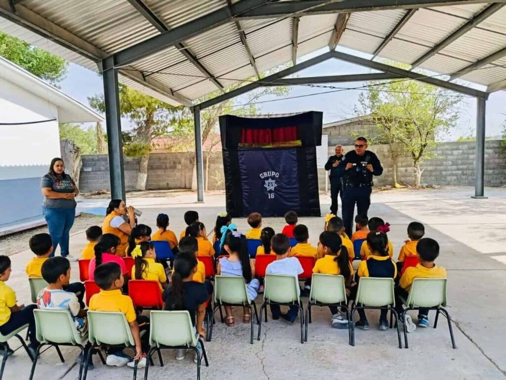Informan sobre seguridad y valores en Samalayuca con teatro guiñol