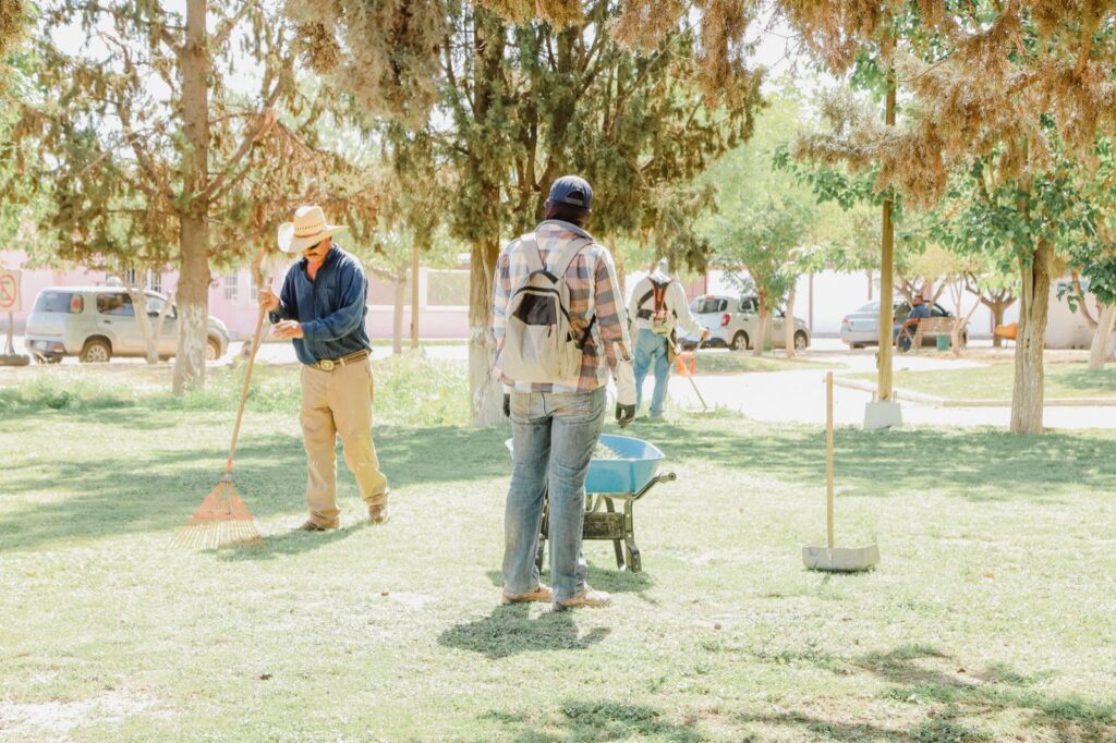Cuadrillas de servicios municipales trabajan en la limpieza y mantenimiento de la plaza de Árbol Grande