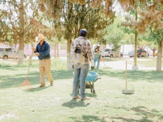 Cuadrillas de servicios municipales trabajan en la limpieza y mantenimiento de la plaza de Árbol Grande