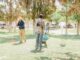 Cuadrillas de servicios municipales trabajan en la limpieza y mantenimiento de la plaza de Árbol Grande