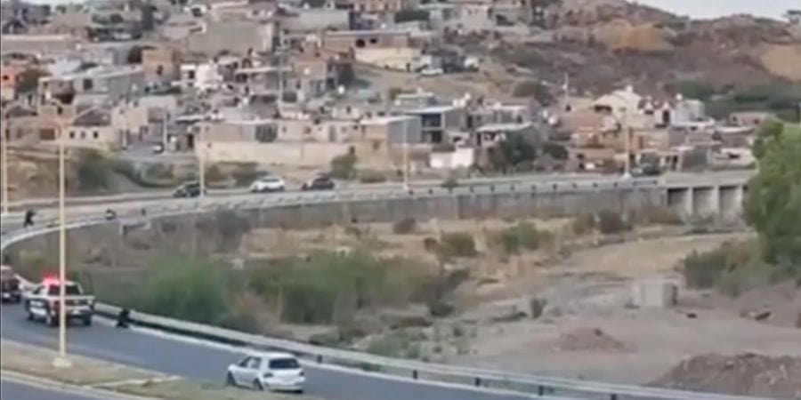 (VIDEO) Sujeto se enfrenta a balazos contra policías en vialidad del Río de Parral; queda herido