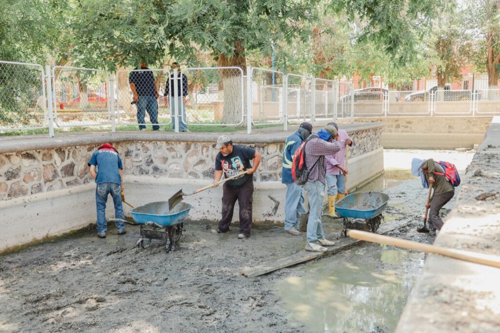 Dirección de Servicios Municipales realiza rehabilitación y limpieza del estanque en el parque infantil en Camargo