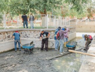 Dirección de Servicios Municipales realiza rehabilitación y limpieza del estanque en el parque infantil en Camargo