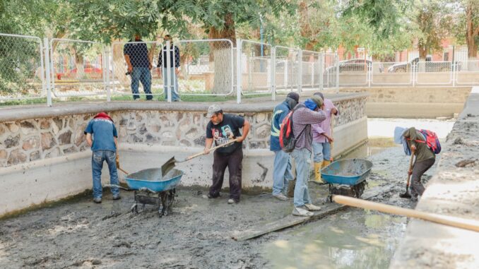 Dirección de Servicios Municipales realiza rehabilitación y limpieza del estanque en el parque infantil en Camargo