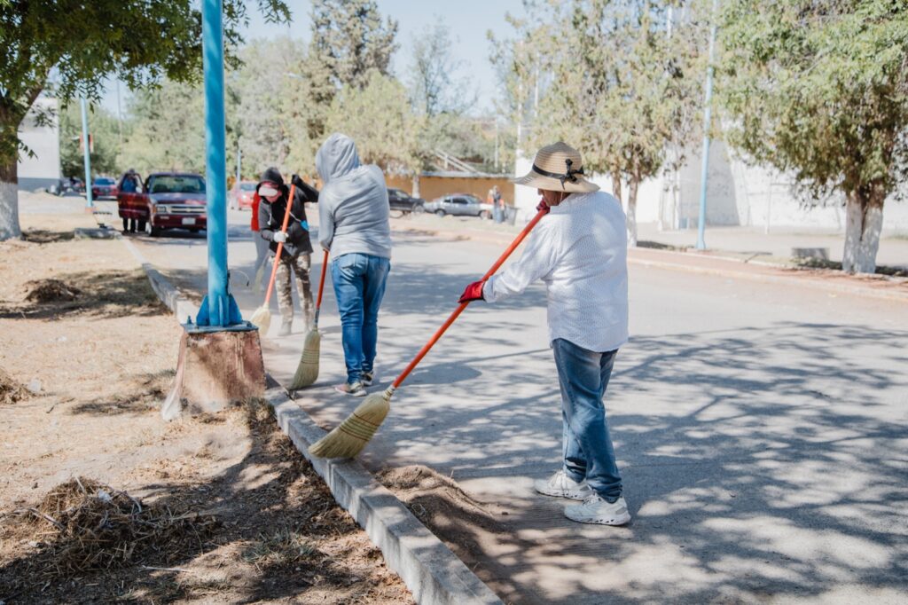 Trabajan, cuadrillas de Servicios Municipales de Camargo, en mejorar la imagen urbana con limpieza y mantenimiento de espacios público