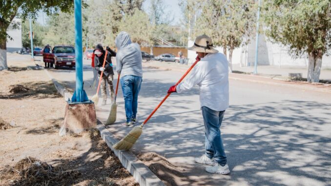 Trabajan, cuadrillas de Servicios Municipales de Camargo, en mejorar la imagen urbana con limpieza y mantenimiento de espacios público