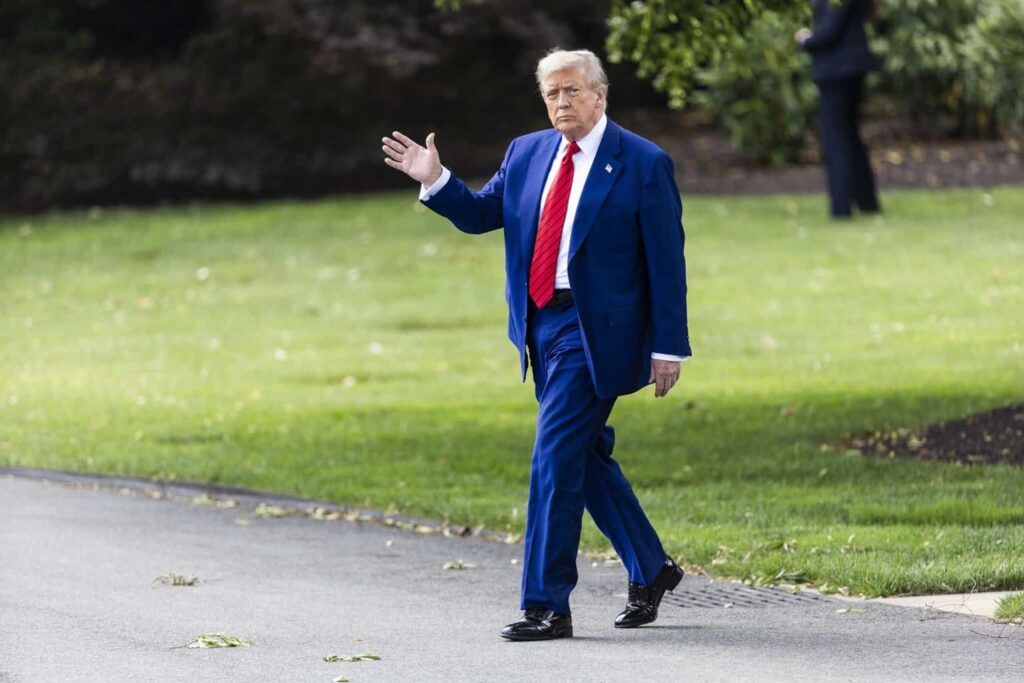 Trump carga nuevamente contra Powell y lo llama «tonto» por mantener los tipos de interés