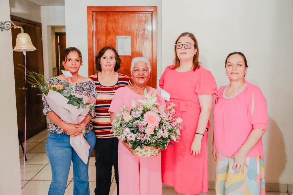 Dos mujeres tocan campana, en el Instituto Camarguense de la Mujer, tras vencer el cáncer