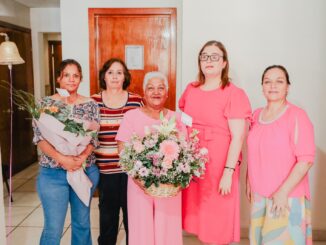Dos mujeres tocan campana, en el Instituto Camarguense de la Mujer, tras vencer el cáncer