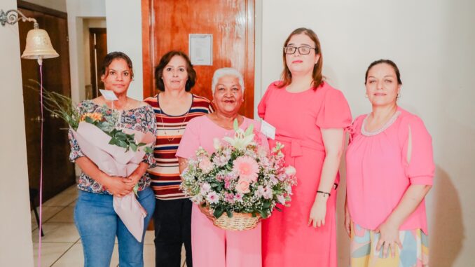 Dos mujeres tocan campana, en el Instituto Camarguense de la Mujer, tras vencer el cáncer