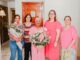 Dos mujeres tocan campana, en el Instituto Camarguense de la Mujer, tras vencer el cáncer