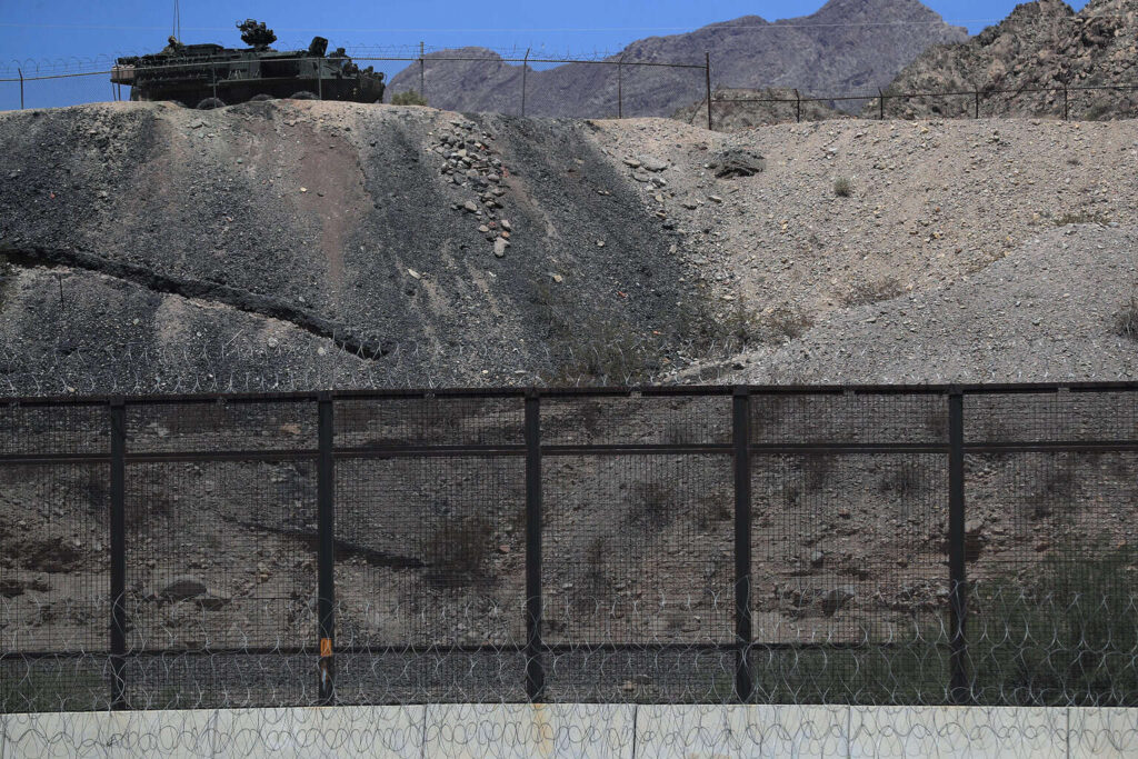 Migrantes en la frontera de México viven en vilo por las redadas y militarización de EE.UU.