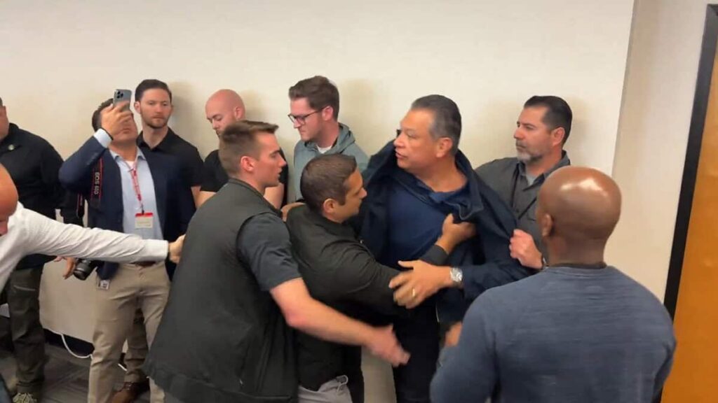 Sacan por la fuerza y esposan a senador por California de conferencia de Noem