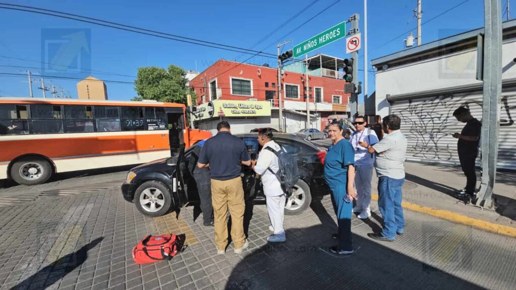 Chocan un urbano y un vehículo en la avenida Niños Héroes y Neri Santos