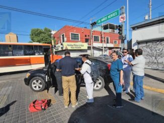 Chocan un urbano y un vehículo en la avenida Niños Héroes y Neri Santos